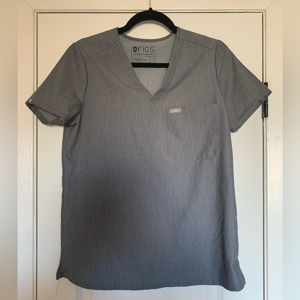 FIGS women's Graphite Catarina - One-Pocket Scrub Top - small